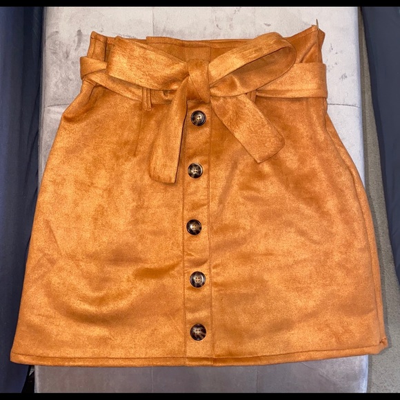 Khaki skirt with a belt - Picture 1 of 3